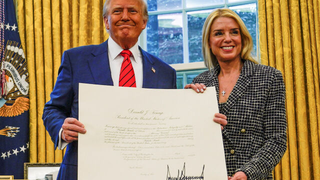 Снимка: Тръмп уволни главния прокурор на САЩ Пам Бонди