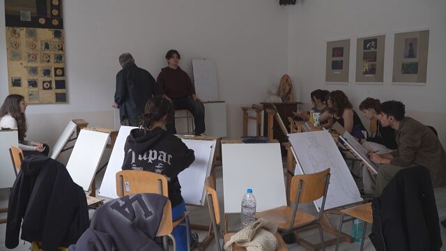 „Учениците учат под найлон“: Временният покрив на гимназията в Трявна пропуска