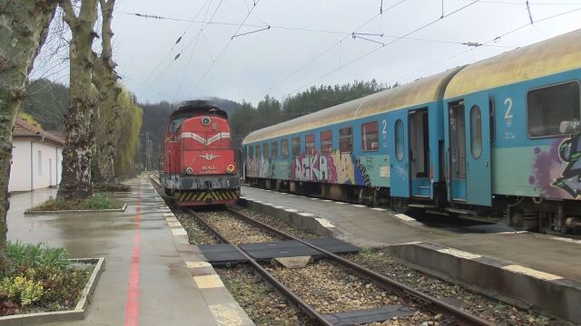 Скална маса удари локомотив: Свлачище спря влаковете между Царева ливада и Трявна