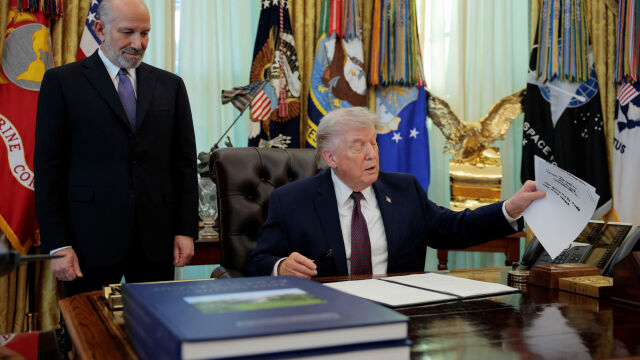 Снимка: Белият дом опроверга слуховете: Тръмп не е в болница, работи в Овалния кабинет 