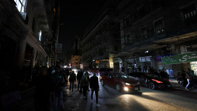 Снимка: Заради войната в Близкия изток: Енергийната криза угаси нощния живот на Кайро