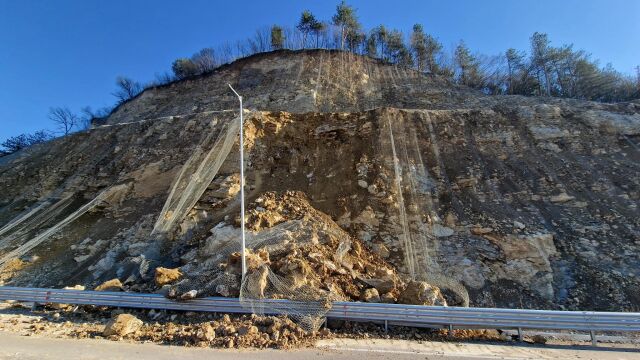 Снимка: Срутище край Мездра за малко не затрупа коли на международния път Е-79 (СНИМКИ)