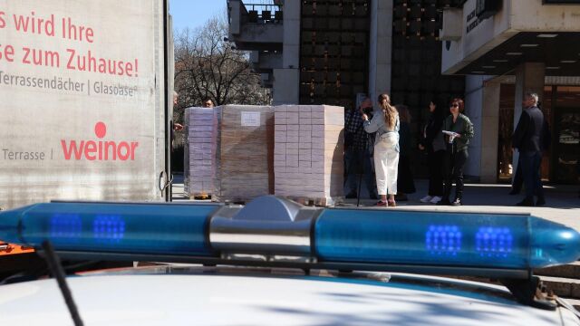 Снимка: Под засилена охрана: 150 000 бюлетини пристигнаха в Добрич преди вота