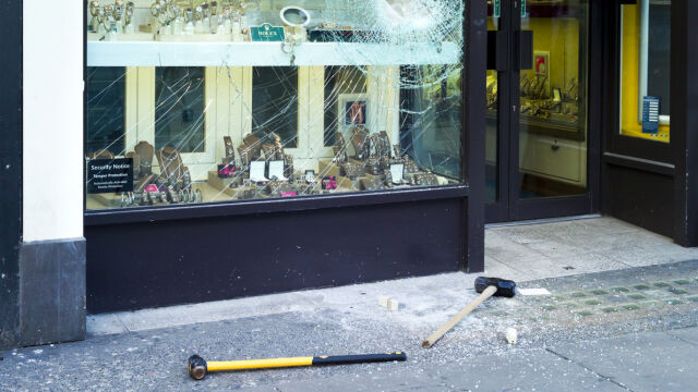 Снимка: Обирали магазини за скъпи бижута в Европа: Екстрадират член на 