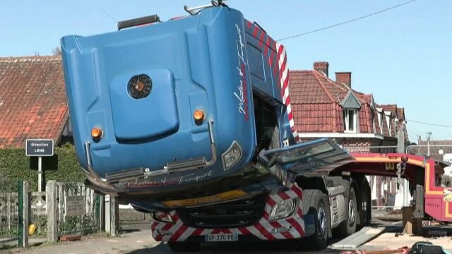 Снимка: Катастрофа между влак и камион взе две жертви, има тежко ранени (ВИДЕО)