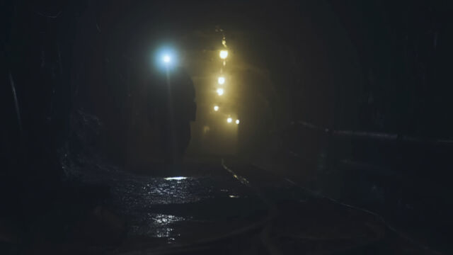 Снимка: Блокиран в наводнен тунел: Спасиха миньор след 14 дни под земята (ВИДЕО)