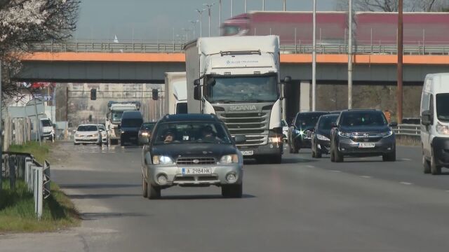 Празничният трафик: Над 190 хил. автомобила напускат столицата, полицията на крак