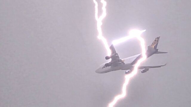 Светкавица удари самолет над Варна