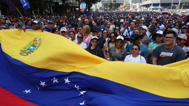 Снимка: „Сълзотворен газ срещу демонстранти“: Протестите във Венецуела стигнаха до портите на властта
