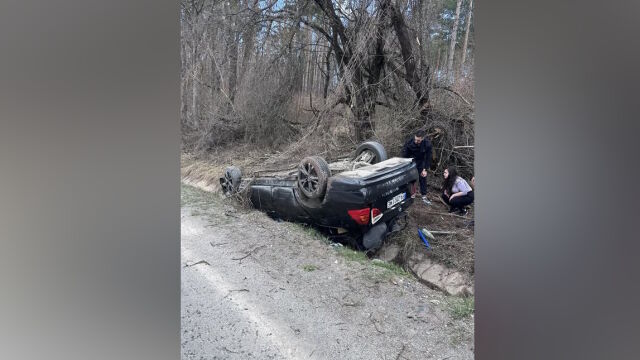 Снимка: Кола се обърна по таван в дере на прохода „Петрохан“