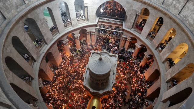 Снимка: Благодатният огън беше измолен в Йерусалим