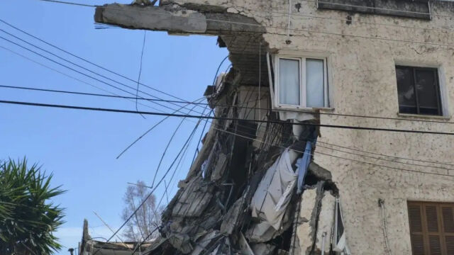 Снимка: Част от двуетажна сграда рухна на остров Кипър, има пострадали