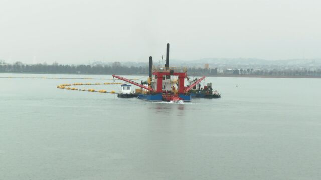  Огромен кораб-прахосмукачка чисти водите на Мраморно море в Турция