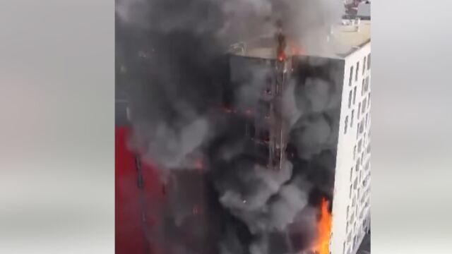 Снимка: Цял блок в пламъци при ужасяващ пожар, най-малко 11 са ранени, десетки евакуирани (ВИДЕО)