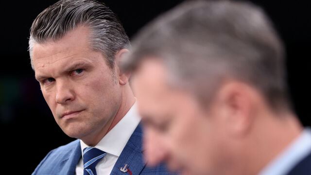 Демократите в САЩ ще искат отстраняване на министъра на отбраната Пийт Хегсет