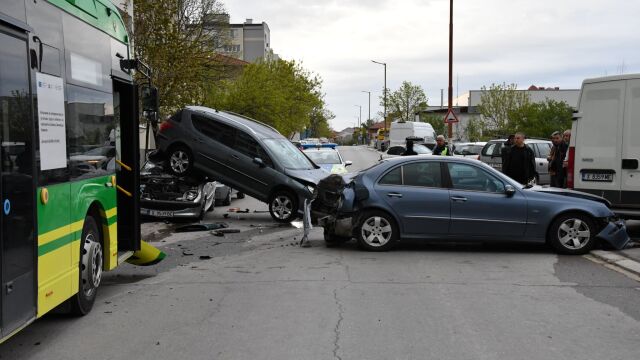 Снимка: Автобус на градския транспорт помете пет коли в Хасково (СНИМКИ)