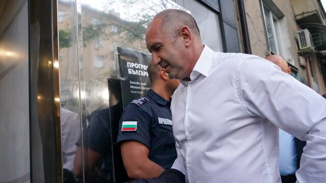 Снимка: Радев не е Орбан, пише европейско издание