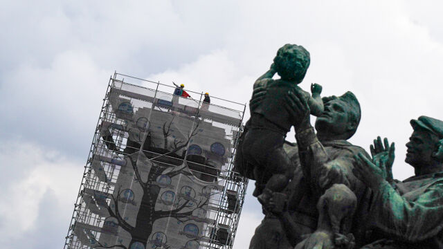 Демонтират скелето на Паметника на Съветската армия в София