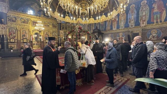 Снимка: Стотици се поклониха пред мощите на Свети Лазар Български в София (СНИМКИ)