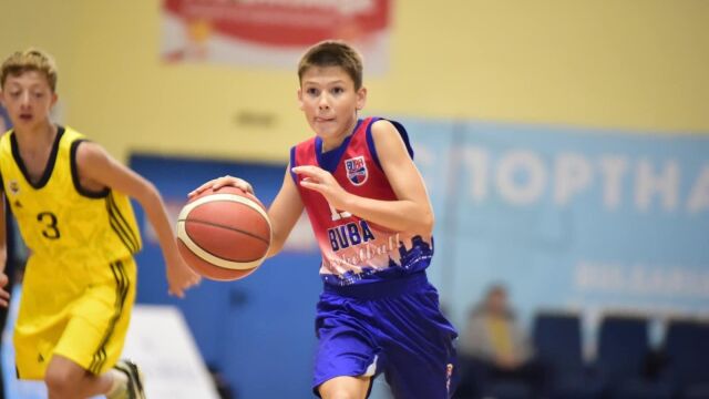 Снимка: Баща му е роден на 3 март, а той покорява в баскетбола с усмивката на мама