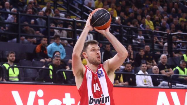 Снимка: „Накара цяла нация да се изправи на крака!“ – Стоичков със силни думи за Везенков (ВИДЕО)