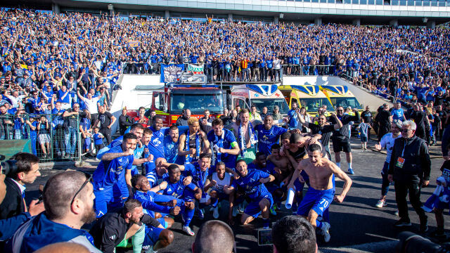 Снимка: Първо в bTV: Левски вдига трофея с шпалир от Лудогорец