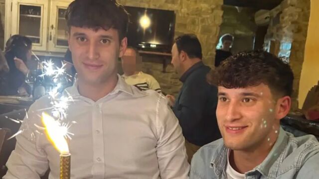 Снимка: Близнаци загинаха при токов удар, хванати за ръка