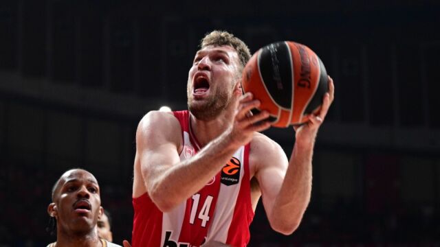 Снимка: Александър Везенков с шевове след тежкия удар в лицето