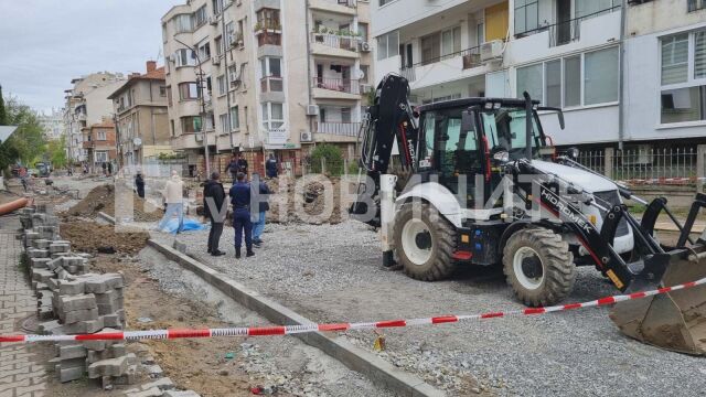 Работник загина, след като беше затрупан при ремонт в Бургас (СНИМКИ)