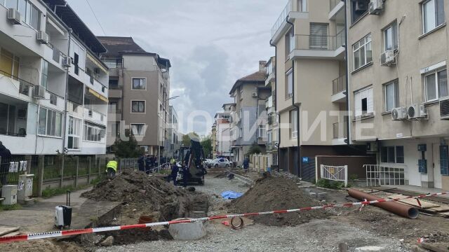 Работник загина, след като беше затрупан при ремонт в Бургас (СНИМКИ)