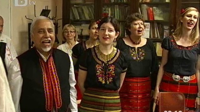 Снимка: Чужденци пеят народни песни, без да знаят български
