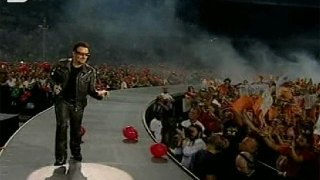 Снимка:  U2 свирят на олимпийския стадион в Истанбул