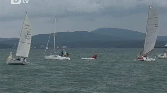Снимка: 17 лодки се впуснаха в състезание край Варна