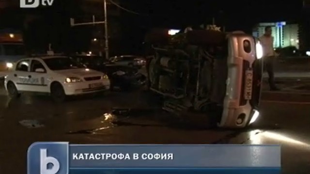 Снимка: Автомобил се обърна на кръстовище в столицата 