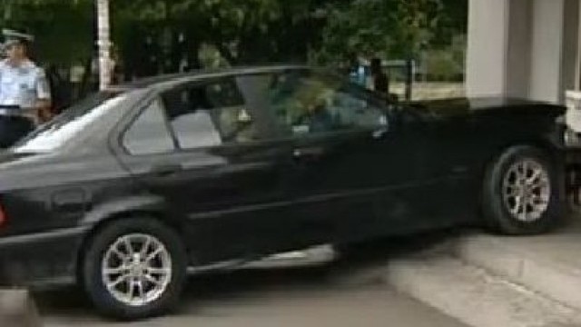 Снимка: 15-годишна заби автомобил във вход в столичен квартал