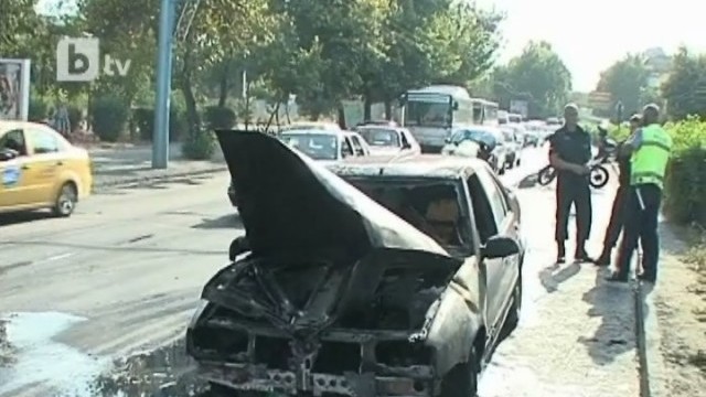 Снимка: Лека кола пламна в движение в Пловдив