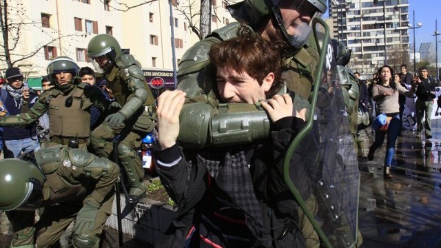 Снимка: 140 ученици арестувани в Чили