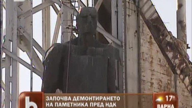 Снимка: Махат паметника пред НДК