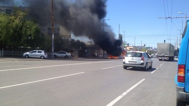 Снимка: Автобус пламна в София