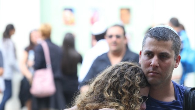 Снимка: Близки на жертвите на атентата скърбят за тях в Бургас