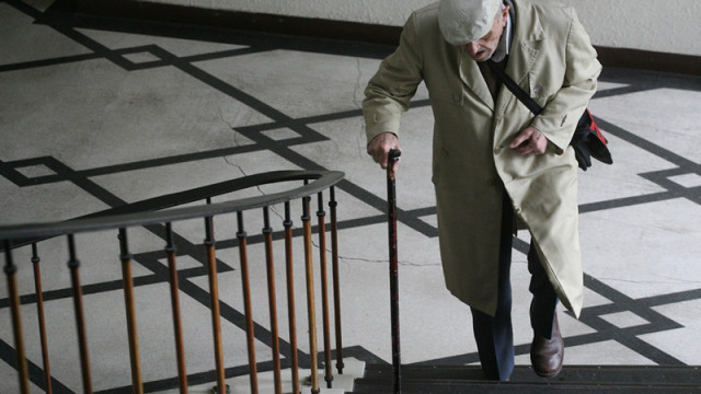 Снимка: Незрящ мъж получи сметка за дълг от 70 000 евро в писма, които не може да прочете