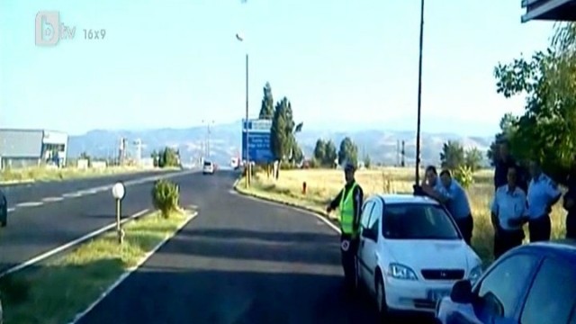 Снимка: 4 патрулки спрели автобус с протестиращи на връщане към Благоевград снощи
