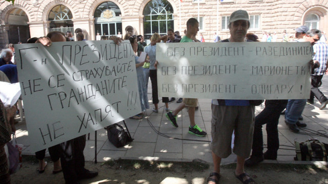 Снимка: Привърженици на кабинета издигнаха Йоло Денев за 