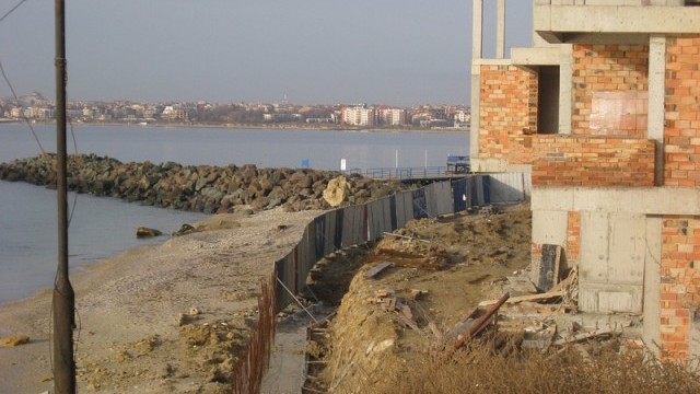 Снимка: НСА си получи спорен имот край Несебър с нелегално построен блок