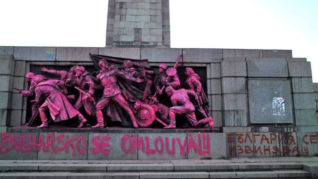 Снимка: Паметникът на Съветската армия осъмна розов, с надпис 