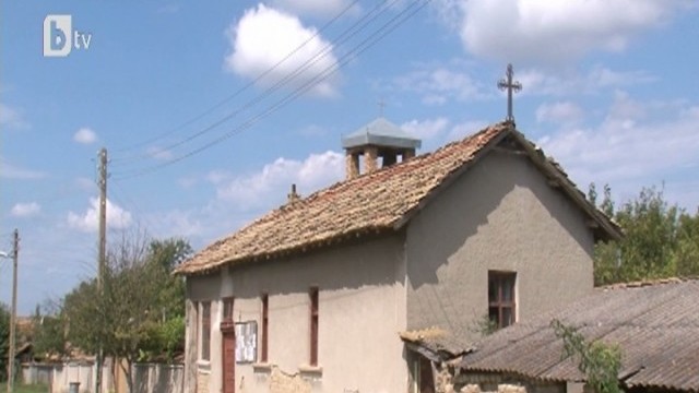 Снимка: Шуменско село с църква в кръчмата