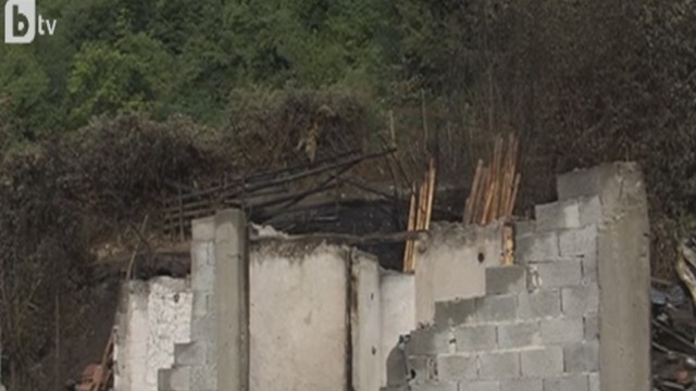 Снимка: Семейство остана без дом след пожар в село Лъжница