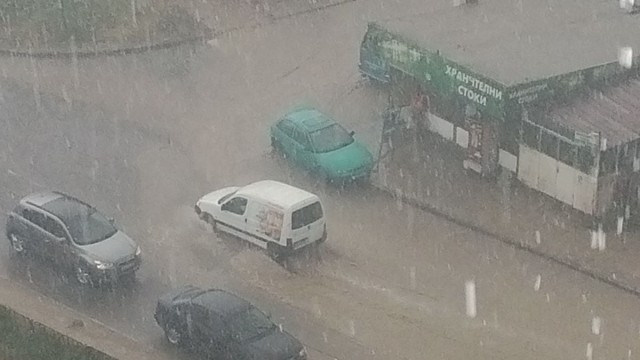 Снимка: Буря се изви във Варна