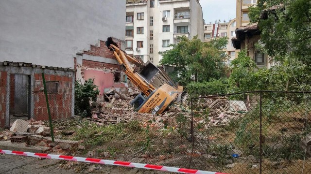 Снимка: Багер влезе в апартамент при разчистване за нов строеж (СНИМКИ)