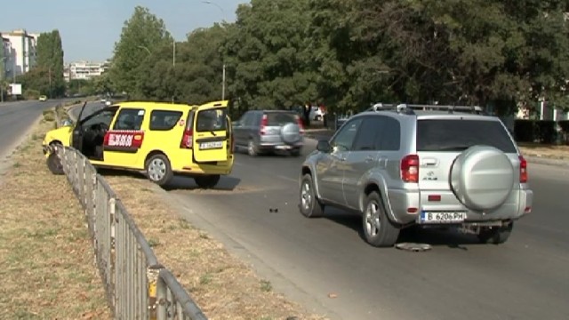 Снимка: Такси блъсна шофьорка, слязла да се кара с друг водач заради отнето предимство